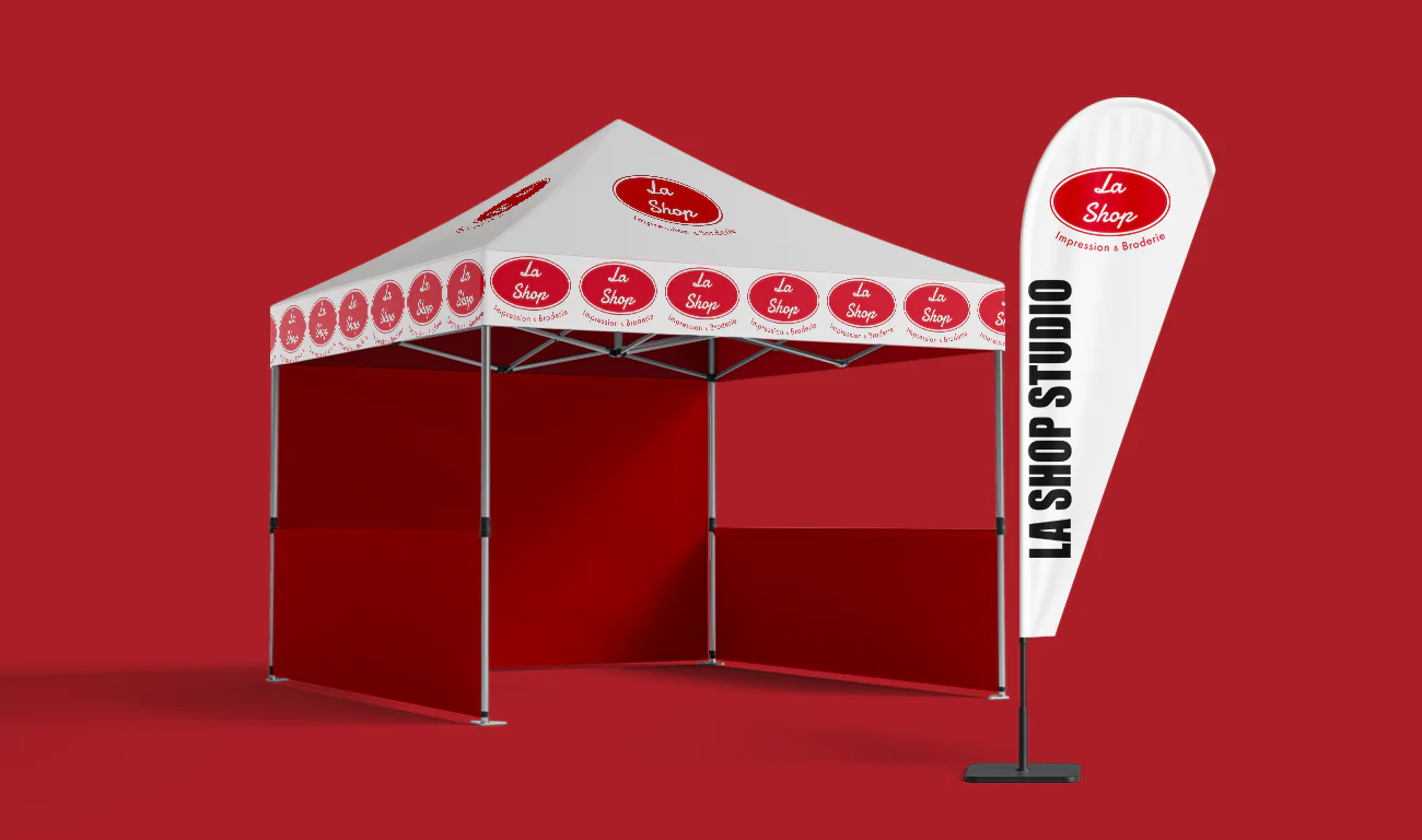 Tente pliante et beach flag La Shop Studio pour kiosque événementiel